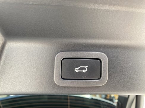 Used 2017 Jaguar F-PACE Premium image 6