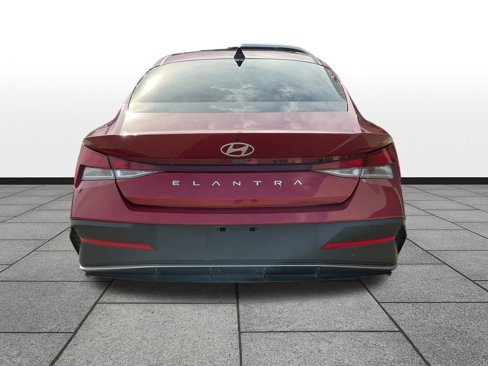 Used 2024 Hyundai Elantra SE image 4