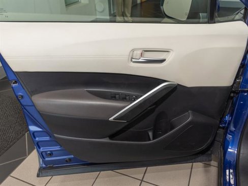 Used 2022 Toyota Corolla Cross XLE image 9