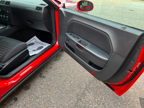 Used 2014 Dodge Challenger SXT image 13
