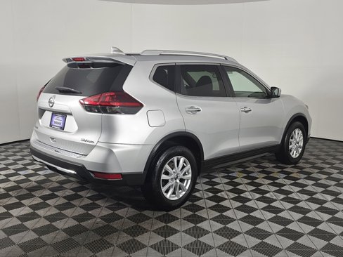 Used 2018 Nissan Rogue SV image 3