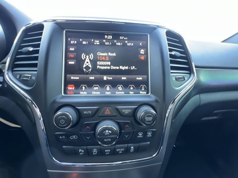 Used 2018 Jeep Grand Cherokee Altitude image 11