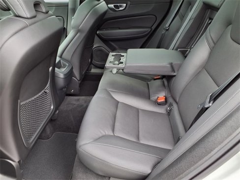 Used 2023 Volvo XC60 B5 Plus image 23