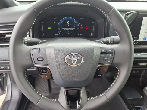 Used 2025 Toyota Camry SE image 17