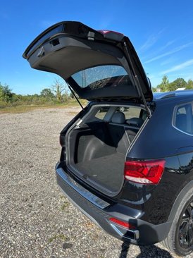 Used 2023 Volkswagen Taos SE w/ Panoramic Sunroof Package image 11