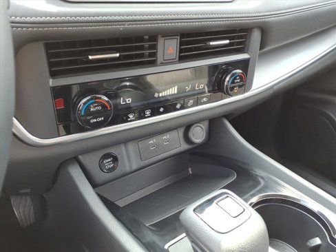 Used 2025 Nissan Rogue SV image 14