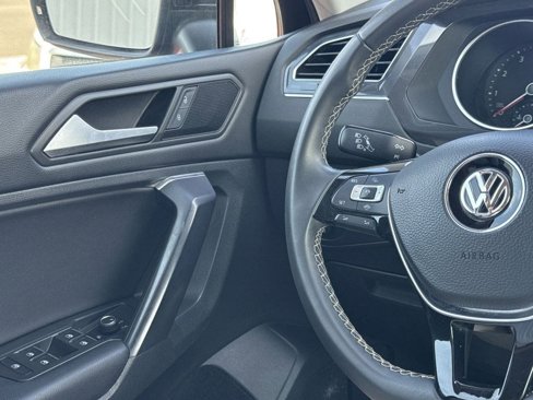Used 2021 Volkswagen Tiguan SE w/ Panoramic Sunroof Package image 15
