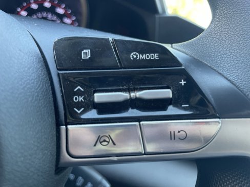 Used 2022 Hyundai Elantra SE image 11