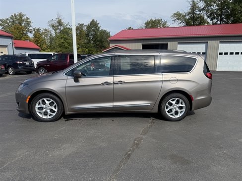 Used 2017 Chrysler Pacifica Touring-L w/ Tire & Wheel Group image 13