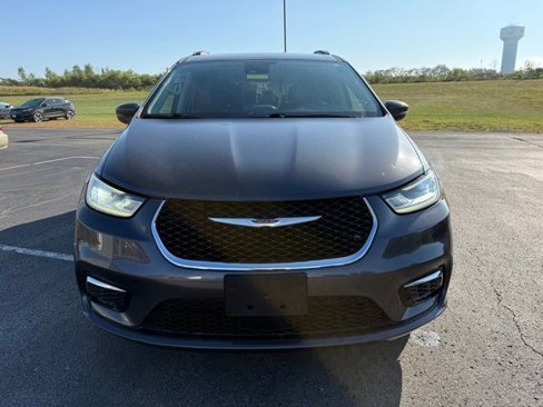 Used 2021 Chrysler Pacifica Touring-L image 2