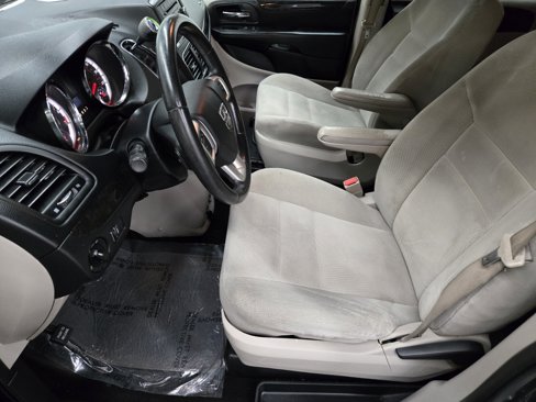 Used 2017 Dodge Grand Caravan SE w/ UConnect Hands-Free Group image 7