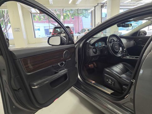 Used 2019 Jaguar XJ R-Sport image 19