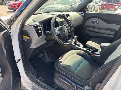 Used 2016 Kia Soul + image 11