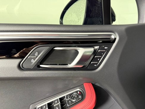 Certified 2021 Porsche Macan S image 26