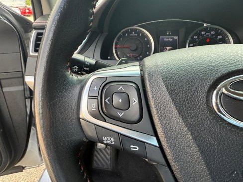 Used 2017 Toyota Camry SE image 18