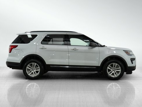 Used 2019 Ford Explorer XLT image 7