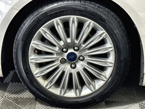 Used 2015 Ford Fusion SE image 12