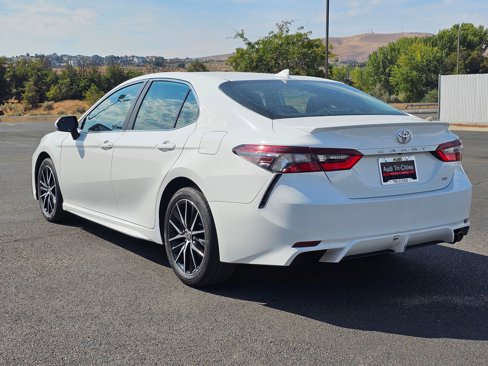 Used 2024 Toyota Camry SE image 4