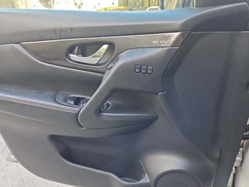 Used 2018 Nissan Rogue SV w/ Sun & Sound Touring Package image 11