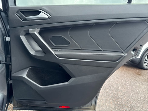 Certified 2022 Volkswagen Tiguan SE R-Line image 38