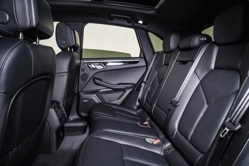 Certified 2025 Porsche Macan image 17