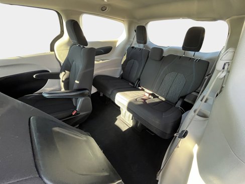 Used 2021 Chrysler Pacifica Touring w/ Cold Weather Group image 11