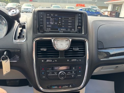 Used 2016 Chrysler Town & Country Touring image 31