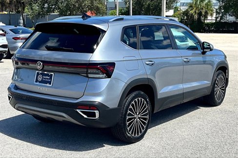 Certified 2025 Volkswagen Taos SE image 5