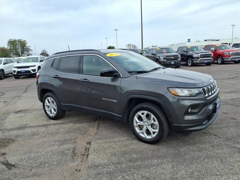 Used 2024 Jeep Compass Latitude image 2