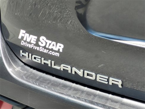 Used 2022 Toyota Highlander L image 11