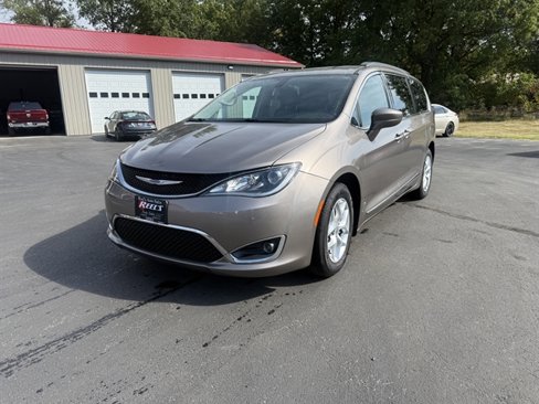 Used 2017 Chrysler Pacifica Touring-L w/ Tire & Wheel Group image 1