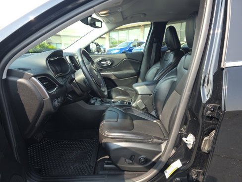 Used 2019 Jeep Cherokee Latitude Plus w/ Comfort/Convenience Group image 12