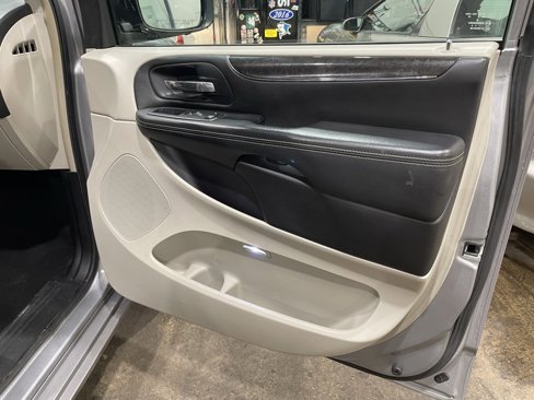 Used 2013 Chrysler Town & Country Touring-L w/ Driver Convenience Group image 13