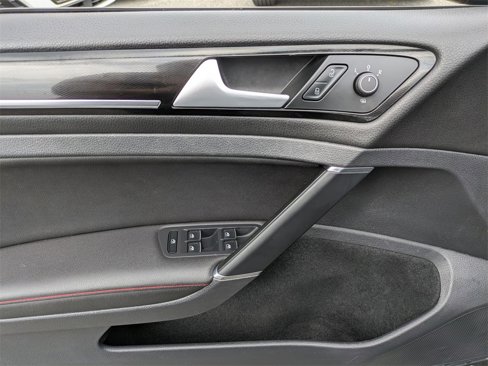 Used 2017 Volkswagen GTI SE image 11
