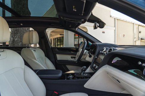 Used 2020 Bentley Bentayga image 28
