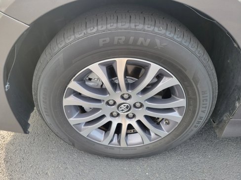 Used 2018 Toyota Sienna XLE image 30
