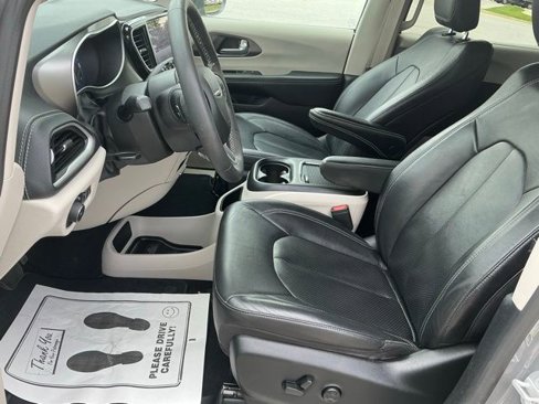 Used 2022 Chrysler Pacifica Touring-L image 16