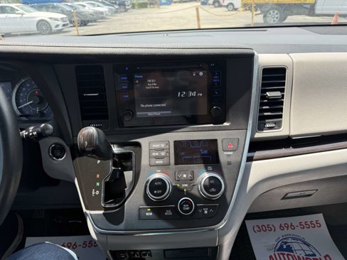 Used 2017 Toyota Sienna XLE image 32