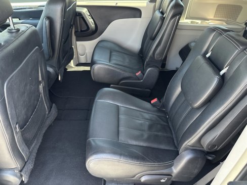 Used 2016 Chrysler Town & Country Touring-L image 22