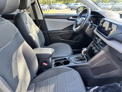 Certified 2024 Volkswagen Taos SE image 10