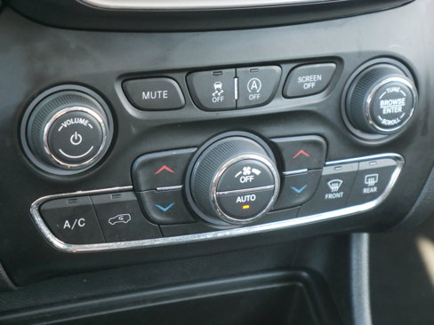 Used 2019 Jeep Cherokee Limited w/ Luxury Group image 15