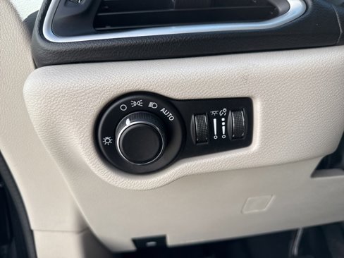 Used 2017 Chrysler Pacifica Touring image 23