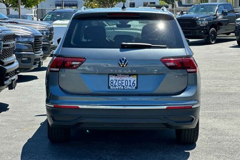 Used 2022 Volkswagen Tiguan SE w/ Panoramic Sunroof Package image 5