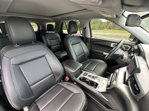 Used 2022 Ford Explorer XLT w/ Equipment Group 202A image 9