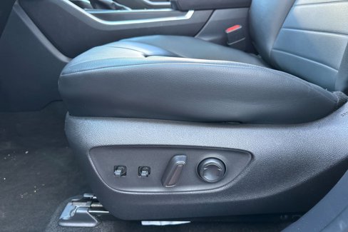 Used 2024 Toyota Highlander XLE image 13
