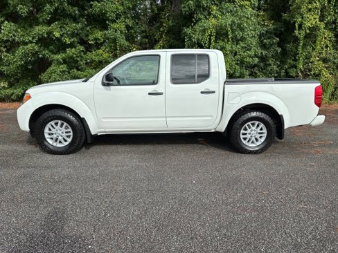 Used 2018 Nissan Frontier SV image 2