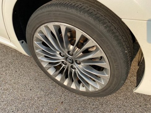 Used 2016 Toyota Avalon Limited image 9