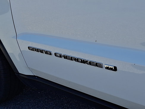 Used 2022 Jeep Grand Cherokee Limited image 31
