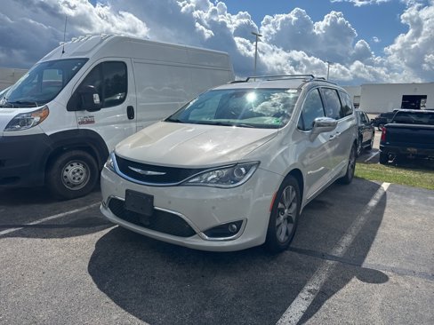 Used 2017 Chrysler Pacifica Limited image 2