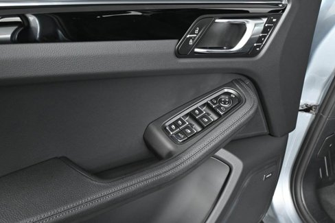 Certified 2025 Porsche Macan image 6